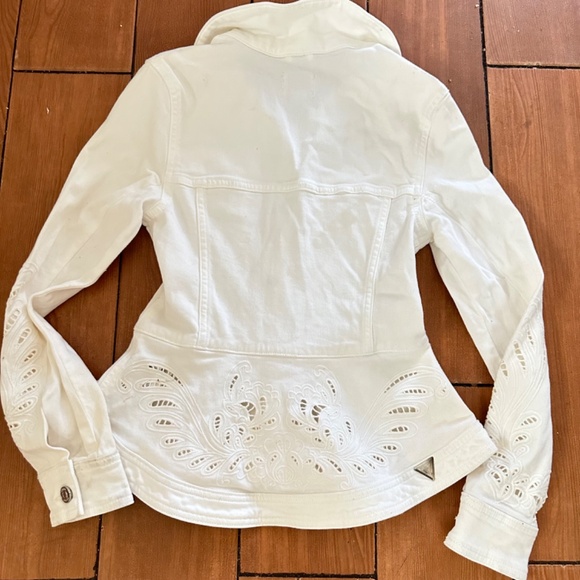 Guess jacket with embroidered details on the sleeves, size XS. The jacket also h - Picture 3 of 12